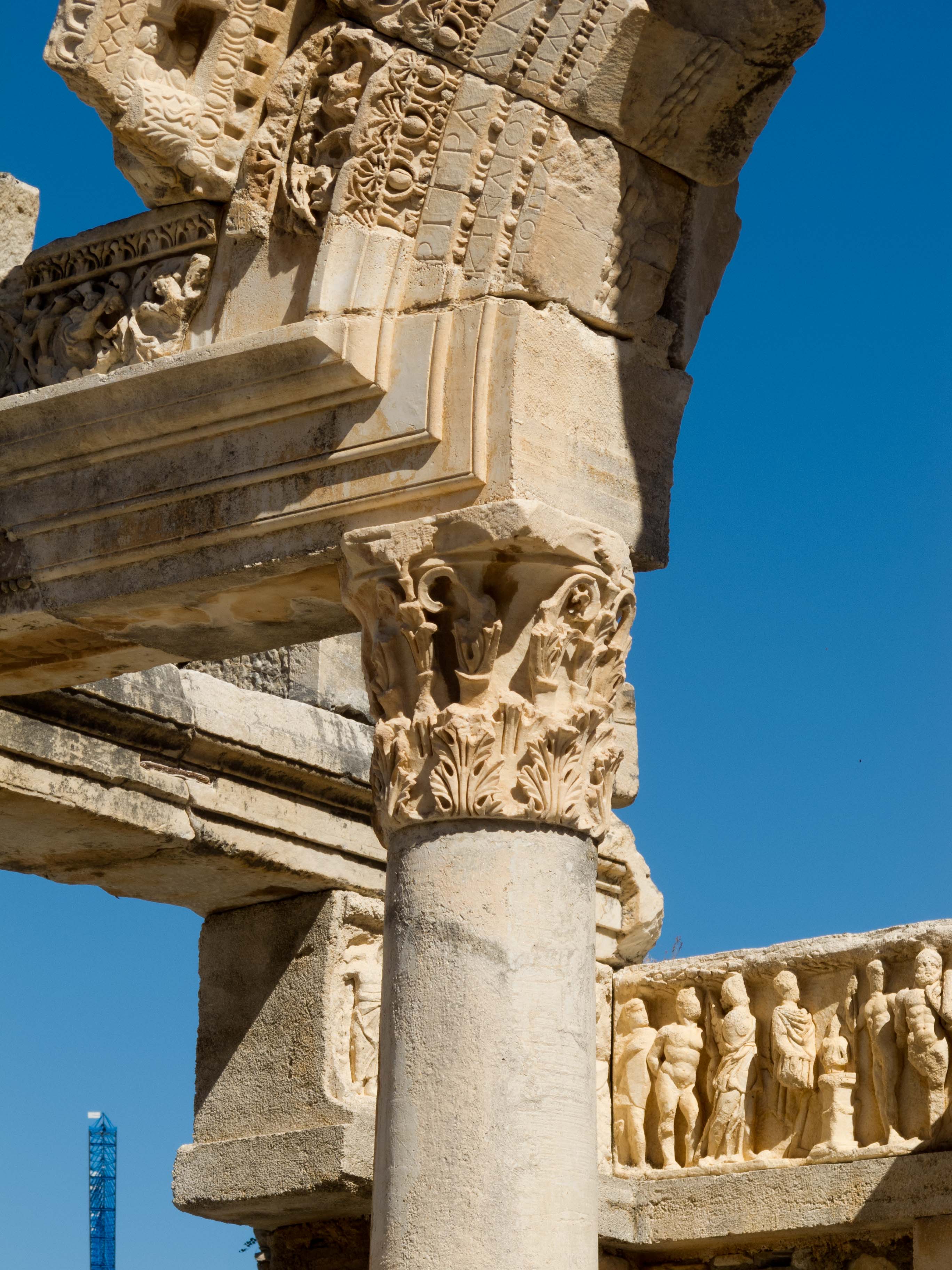 18_Hadrianstempel_Detail_Ephesos_2011.jpg