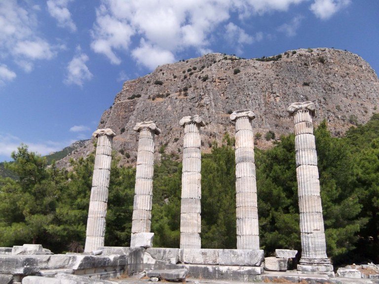 19_Athena-Polias-Tempel_Teloneia_Hintergrund_Priene_2011.jpg