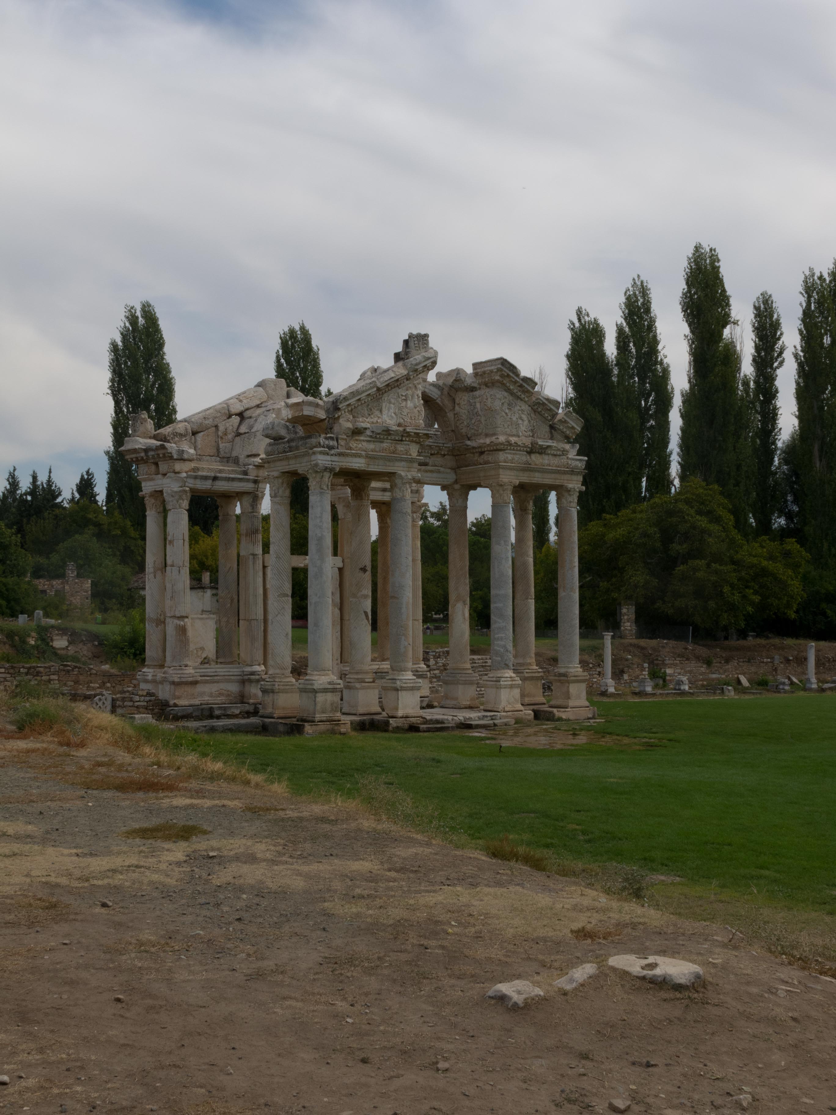 22_Tetrakionion_Aphrodisias_2011.jpg