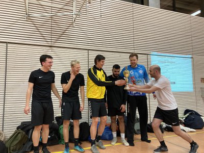 Überreichung des Droysen-Pokals an das Siegerteam durch stellv. Vors. des Fördervereins Janis N.JPG Überreichung des Droysen-Pokals an das Siegerteam durch stellv. Vors. des Fördervereins Janis N.JPG